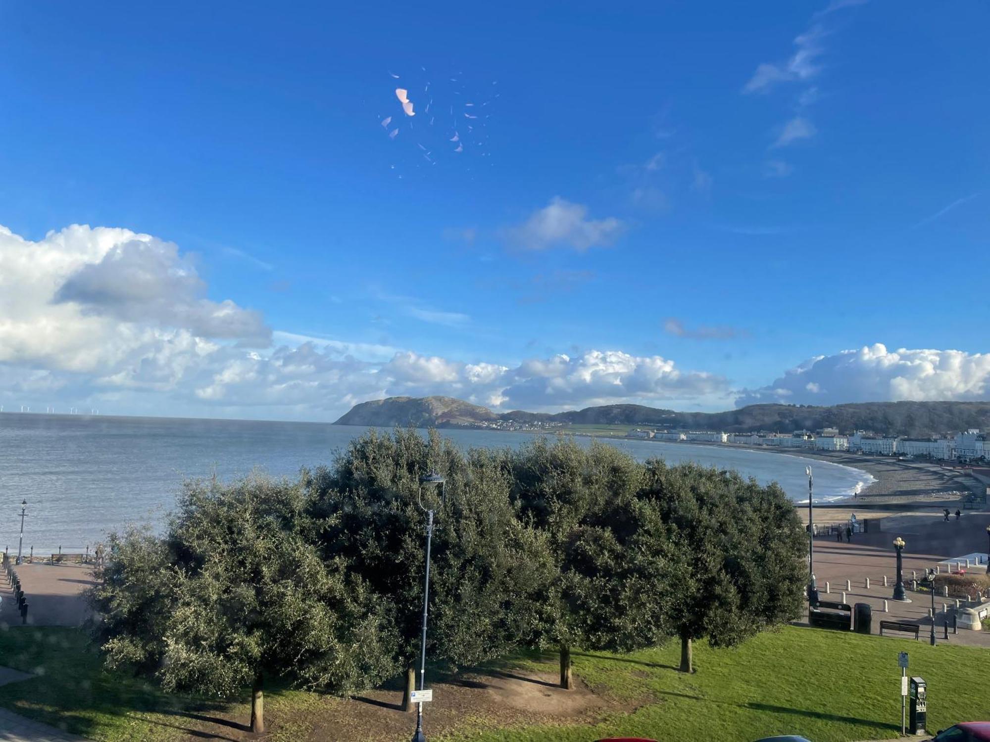 The Wildings Hotel & Tudno'S Restaurant Llandudno Bagian luar foto