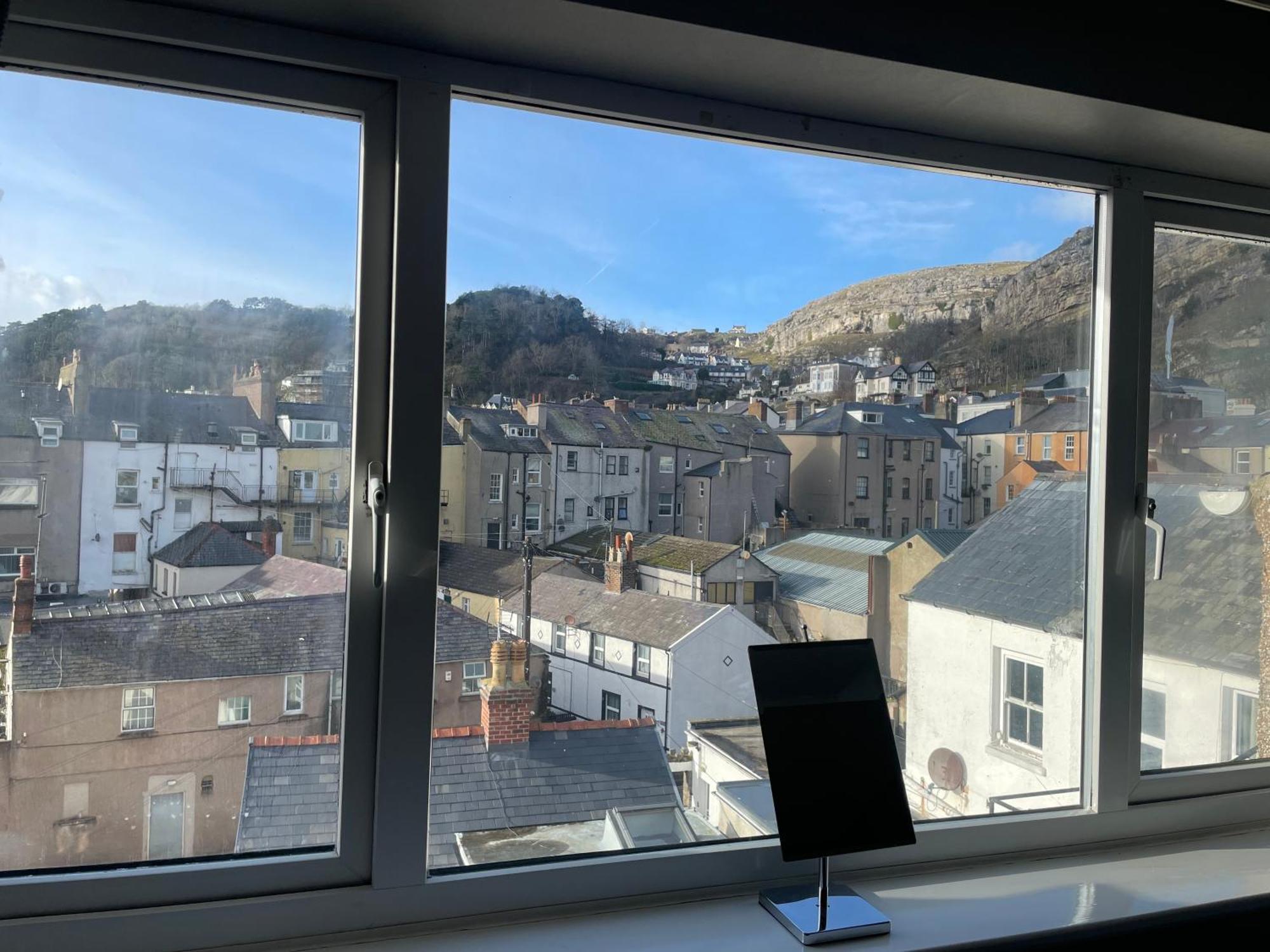 The Wildings Hotel & Tudno'S Restaurant Llandudno Bagian luar foto