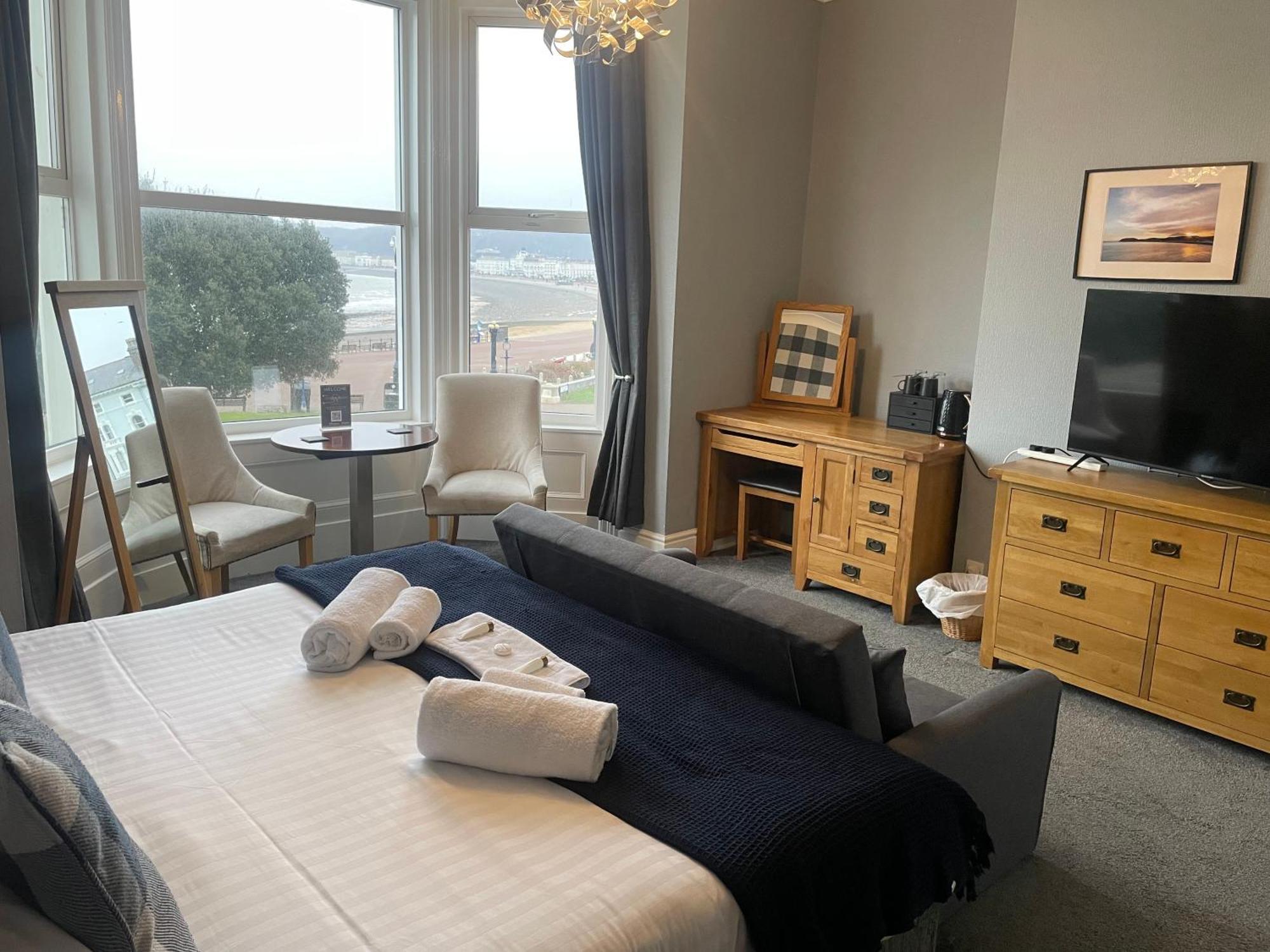 The Wildings Hotel & Tudno'S Restaurant Llandudno Bagian luar foto