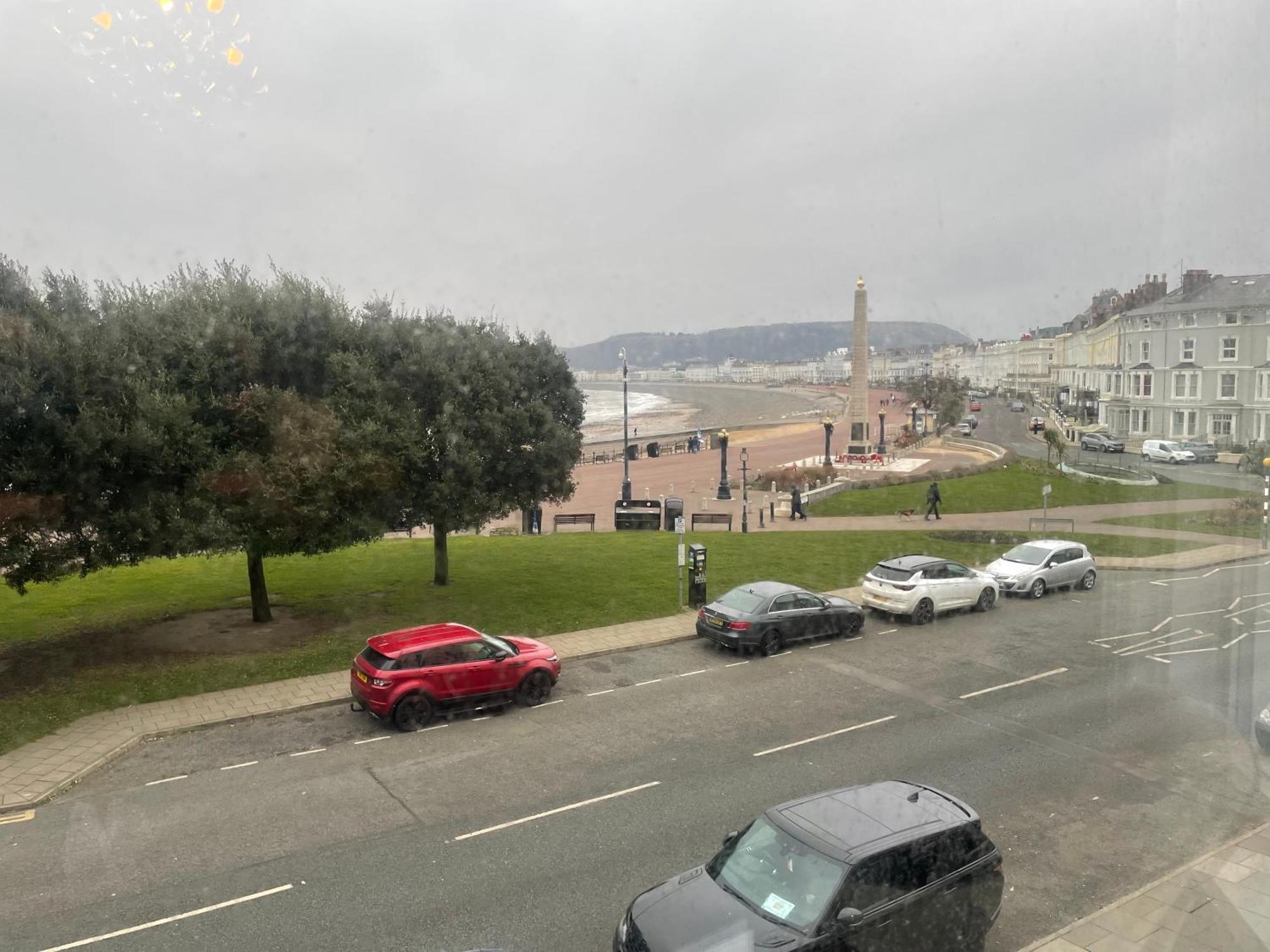 The Wildings Hotel & Tudno'S Restaurant Llandudno Bagian luar foto
