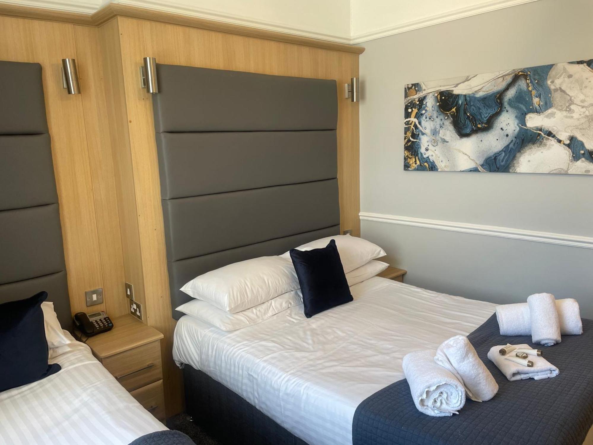 The Wildings Hotel & Tudno'S Restaurant Llandudno Bagian luar foto