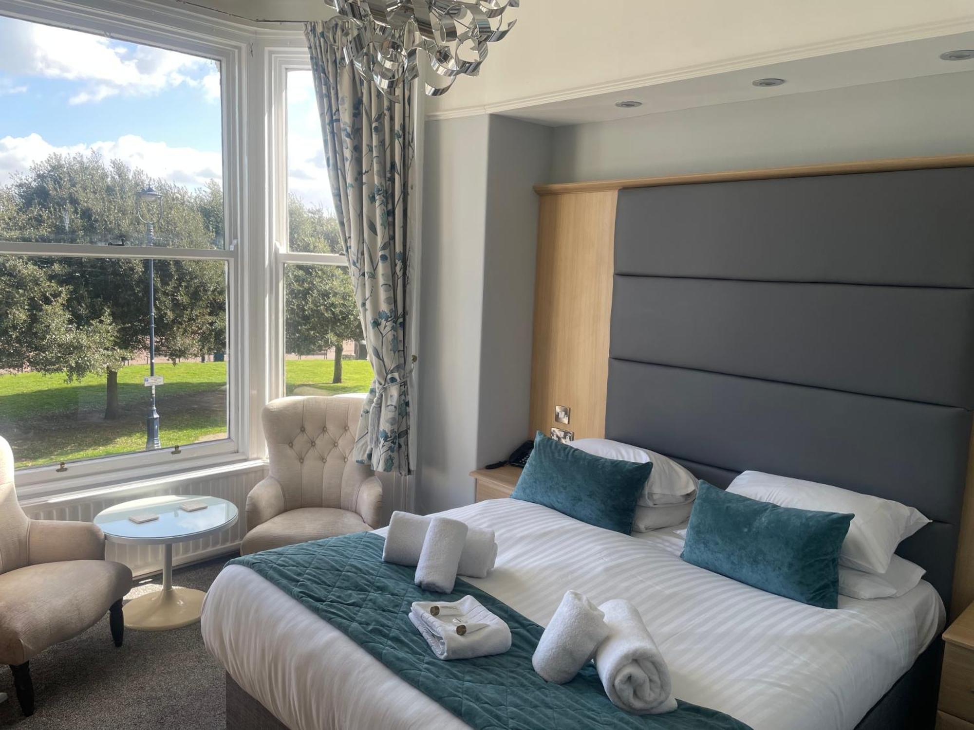 The Wildings Hotel & Tudno'S Restaurant Llandudno Bagian luar foto