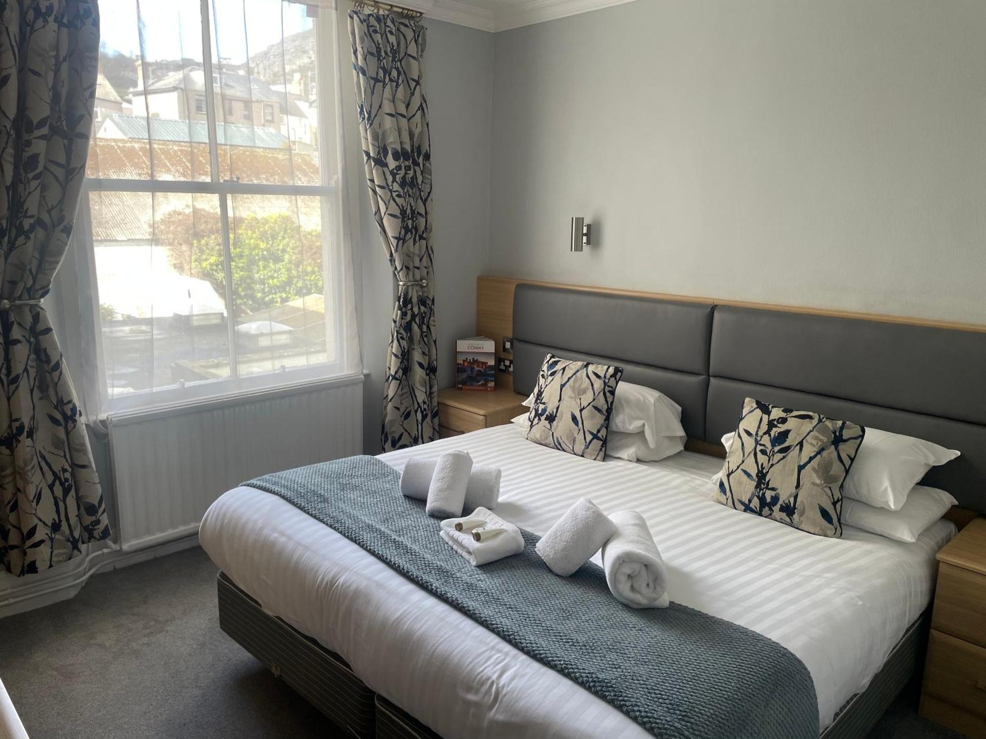 The Wildings Hotel & Tudno'S Restaurant Llandudno Bagian luar foto