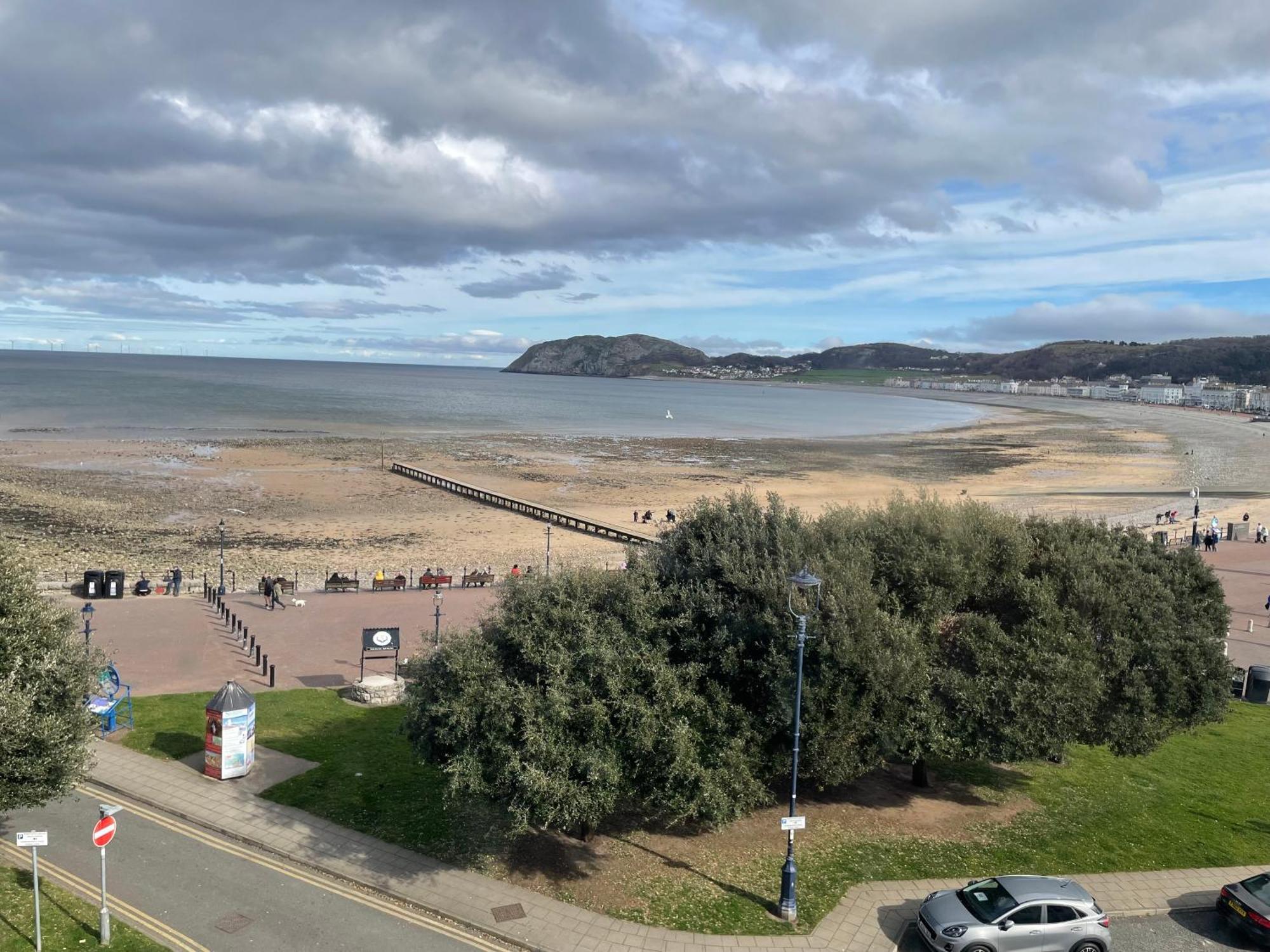 The Wildings Hotel & Tudno'S Restaurant Llandudno Bagian luar foto